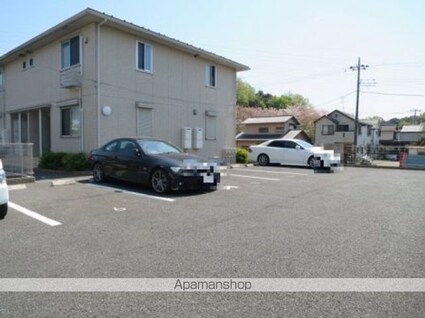 ハイブリッジ　Ⅱ[2LDK/63.2m2]の駐車場