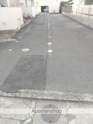 サンハイツ中之島[店舗/45m2]の駐車場2