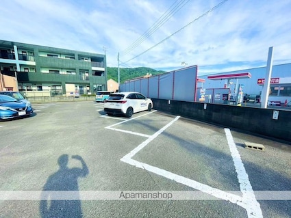 ローパス三葛[2LDK/52m2]の駐車場4
