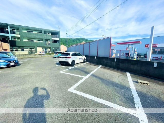ローパス三葛[2LDK/52m2]の駐車場2