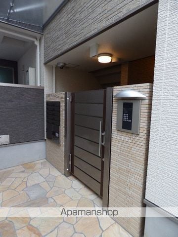 FUJIPALACE阪急吹田駅南III番館の玄関写真
