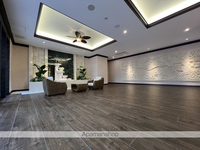 プレジオ塚本ASIANの玄関写真