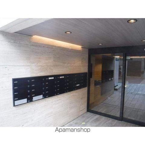 LEGALAND市谷薬王寺の玄関写真