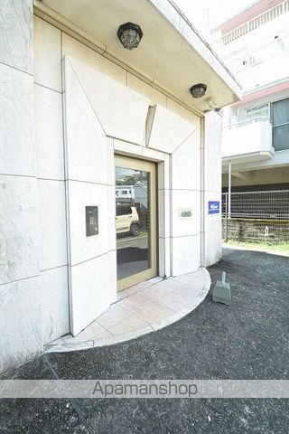 ロワパレスの玄関写真