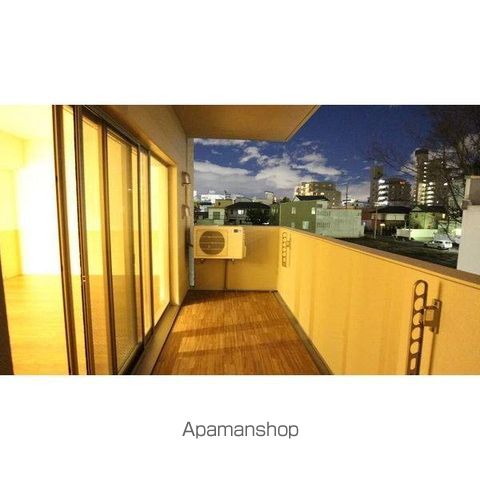 マルーン白壁の内装写真