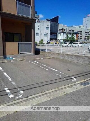 アヴァンティ　サカエ[1K/30.4m2]の駐車場