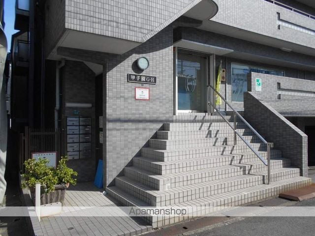 甲子園GHの玄関写真