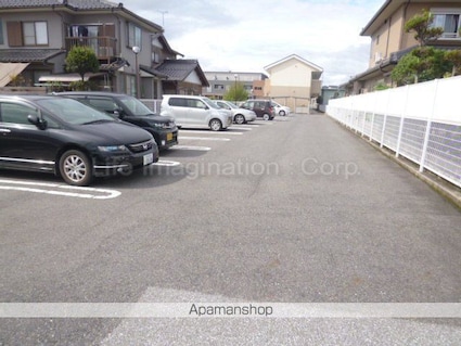 メゾン・プラティーク[1K/25.85m2]の駐車場