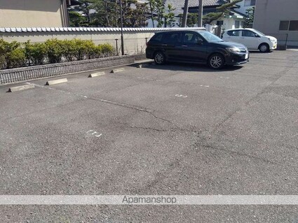 レオパレスヴィラージュ丸亀[1K/23.18m2]の駐車場1