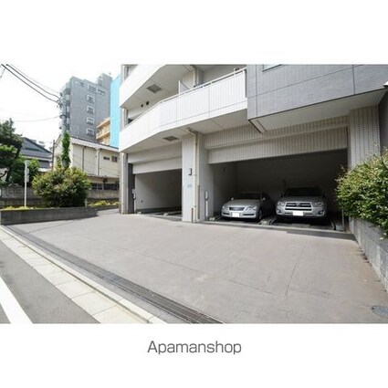 東京都新宿区余丁町[2LDK/52.81m2]の駐車場