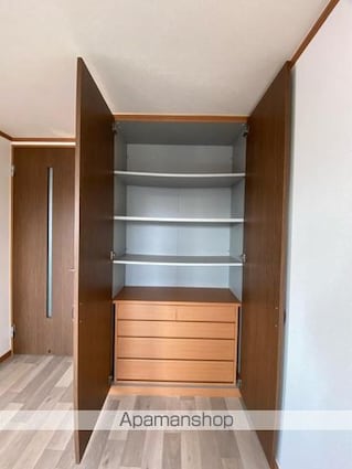 ロイヤルコーポ中川　[1LDK/51.3m2]の収納