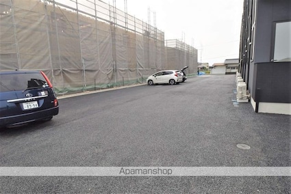 ドミール八代Ⅱ[1K/26.08m2]の駐車場2