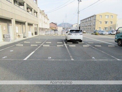 リヴェールドゥ　エス[1K/36m2]の駐車場