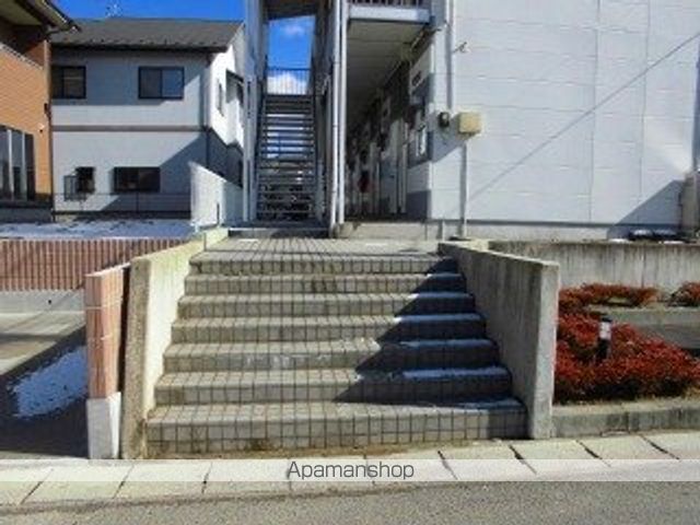 レオパレスはぴねすDの玄関写真