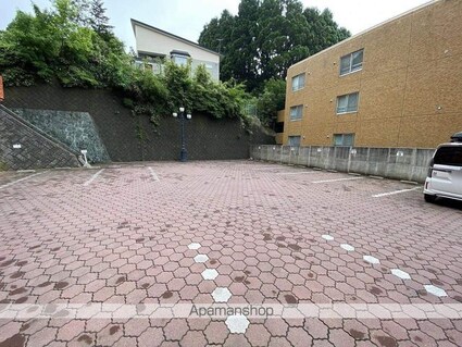 ロイヤルシティ弐番館青柳[1LDK/211m2]の駐車場