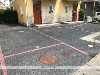 滋賀県東近江市妙法寺町[2LDK/72m2]の駐車場2