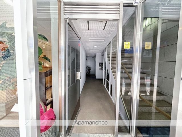 本山ビルの玄関写真