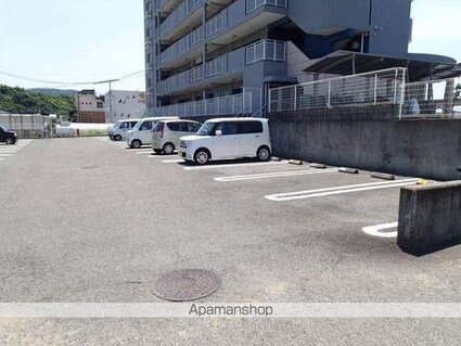 アズゥール[3LDK/70.39m2]の駐車場4