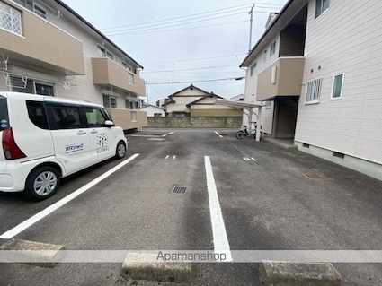 クレストヤマ[2K/45.54m2]の駐車場
