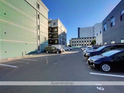 Ｓｈａｌｌｏｗ　Ｇａｒｄｅｎ　Ａ棟[2LDK/64.5m2]の駐車場2