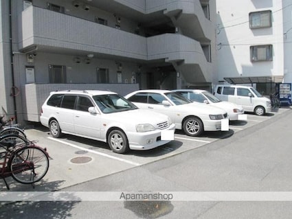 ファミール北代Ⅱ[1K/27.15m2]の駐車場1