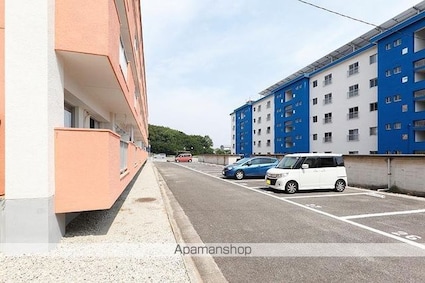 ヴィラ・アンソレイエ牟礼Ⅱ[3DK/58.46m2]の駐車場