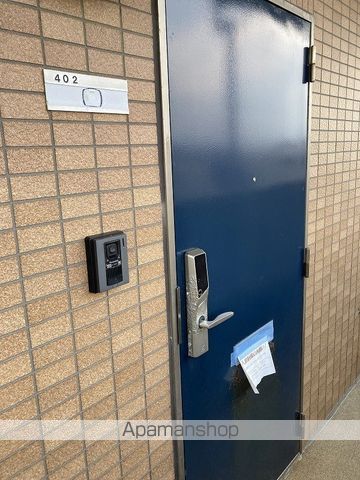 ベロウ中央の玄関写真