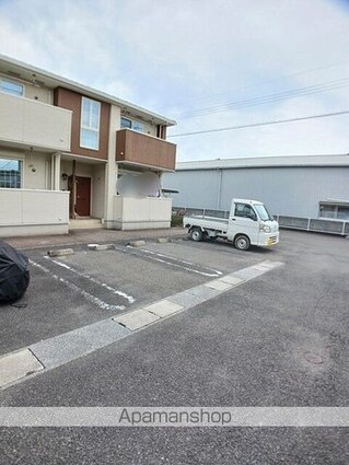 グラン・ジェルメ　Ⅰ[2DK/45.89m2]の駐車場