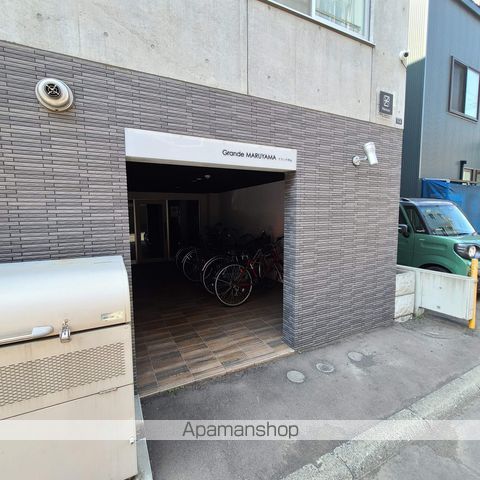 グランデ円山の玄関写真