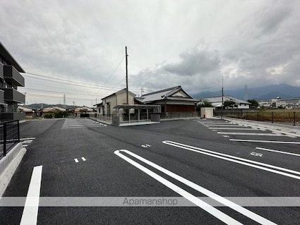 Ｄーｒｏｏｍ　Ｒａｆｆｉｎｅ[2LDK/64.42m2]の駐車場1