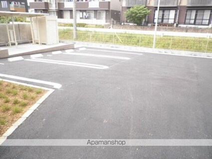 メープル[1K/30.28m2]の駐車場