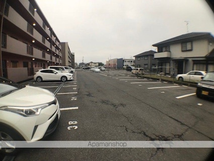 Ｃｈｅｚ－ｓｏｉ　ＴＡＴＳＵＭＩ　Ⅱ番館[2LDK/54m2]の駐車場1