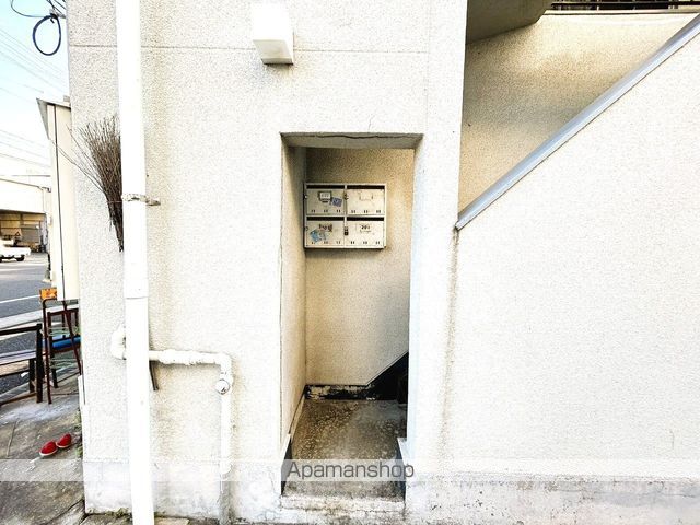 小中ビルの玄関写真
