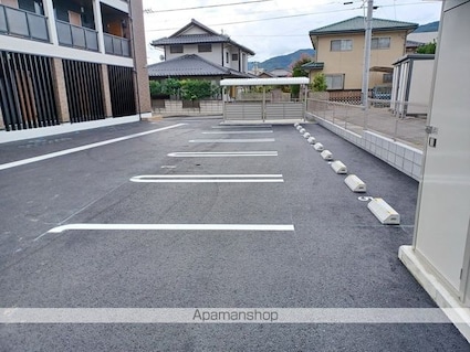 ヴィクトワール　オカ[1K/28.87m2]の駐車場