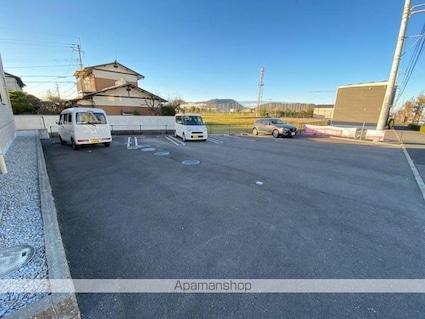 プティスール空港通り　[1LDK/36m2]の駐車場