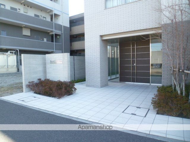 ロイヤルメドゥ北戸田の玄関写真