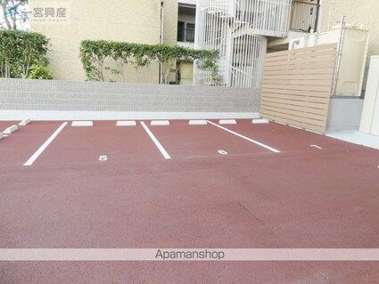 ヴィゴーレ道後[1LDK/50m2]の駐車場