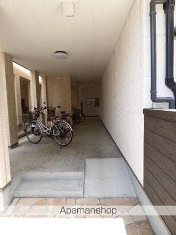 FUJIPALACE吹田WESTIII番館の玄関写真