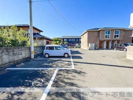 タウンコート筒井　Ａ棟[2LDK/61.43m2]の駐車場1