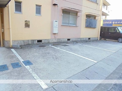 カーサ秦泉寺[3LDK/76.44m2]の駐車場