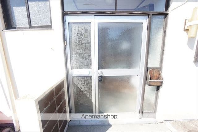 新町一棟二戸貸家の玄関写真