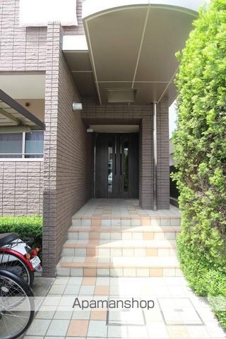 イーズガーデン中央の玄関写真