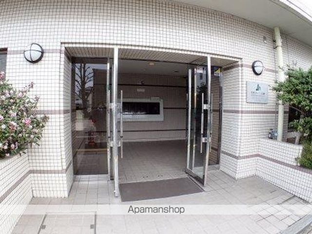 万代アーバン日東の玄関写真