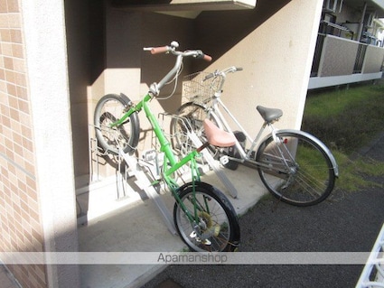 クローバーハイツ[1LDK/30m2]の駐車場1