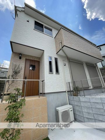 東急田園都市線 たまプラーザ駅 バス乗車時間：5分 最寄りバス停で下車 徒歩5分 2階建 築6年の外観写真