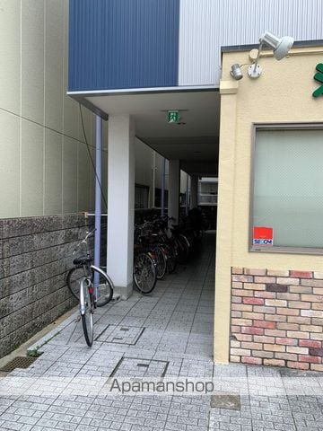 阪急電鉄京都線 高槻市駅 徒歩20分 3階建 築37年の玄関写真