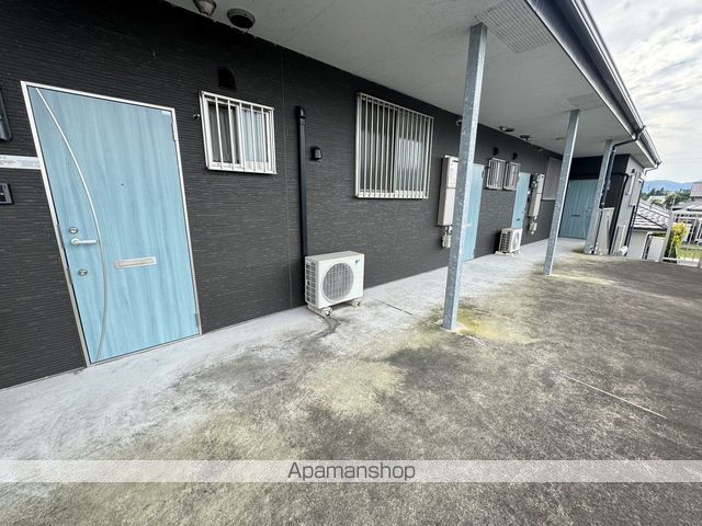 アース A棟の玄関写真