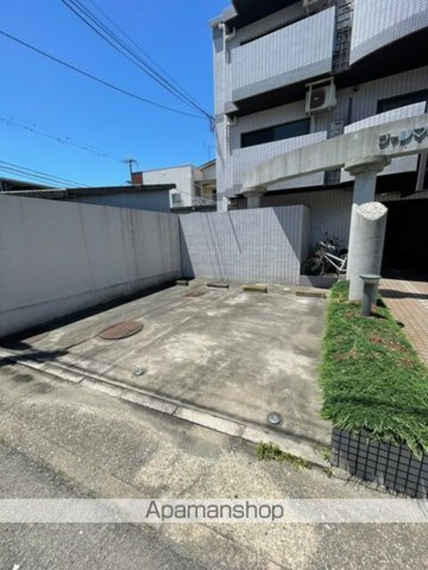 和歌山県和歌山市中之島[1R/24.68m2]の駐車場2