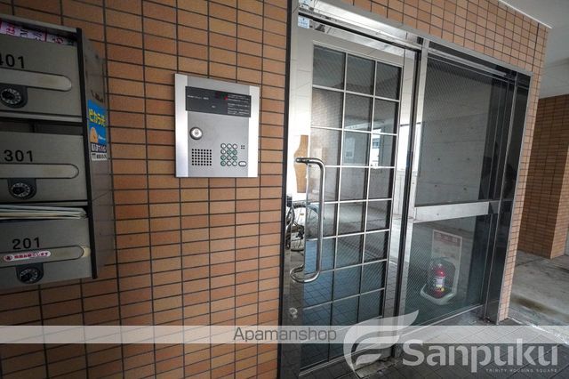 コウテイ本町の玄関写真