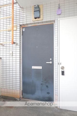 シャトル二軒屋の玄関写真